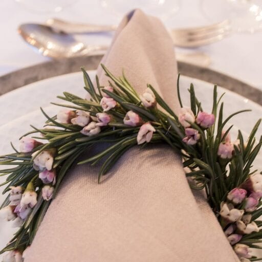 Serviet med blomsterkrans