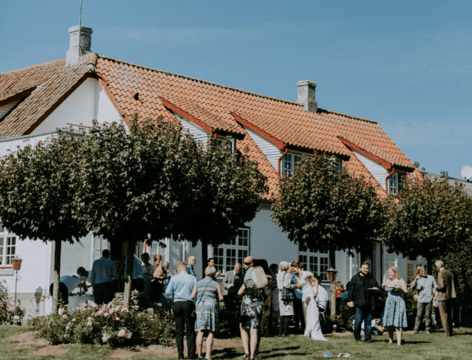 Solrigt bryllup i Kavalerfløjens have