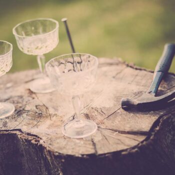 Sømblok som underholdning til brylluppet med champagneglas ved siden af