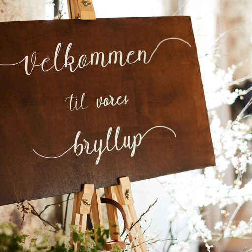 Velkomstskilt i træ til bryllup