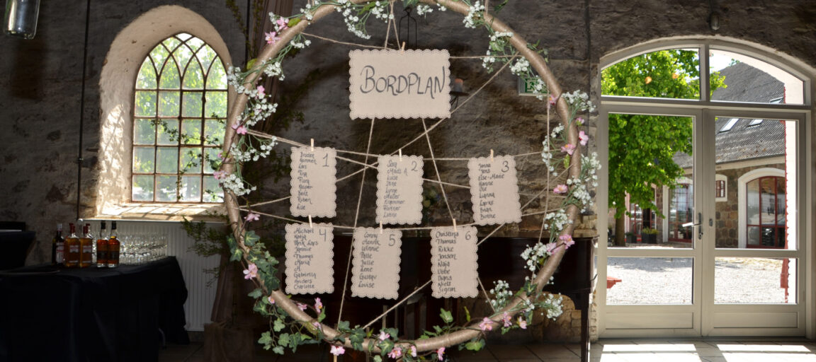Rustik rund bordplan til bryllup med grene og blomster