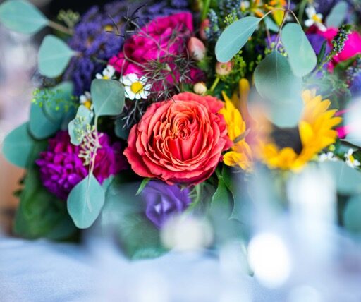 Farverig blomsterbuket