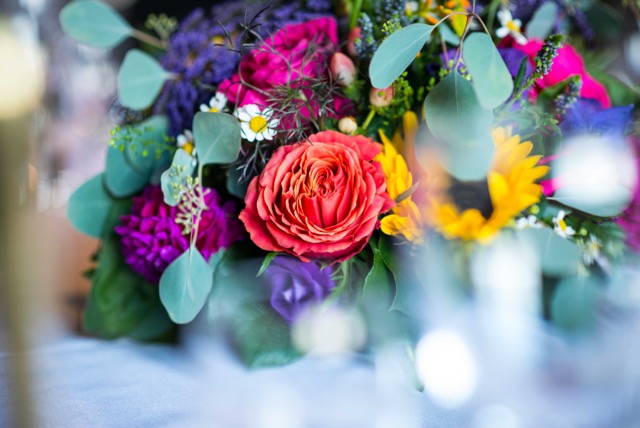 Farverig blomsterbuket