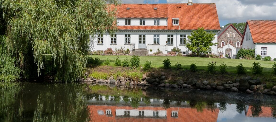 Hovedbygningens park ved Sonnerupgaard Gods med sø og natur