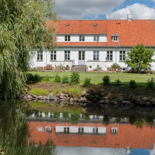 Hovedbygningens park ved Sonnerupgaard Gods med sø og natur