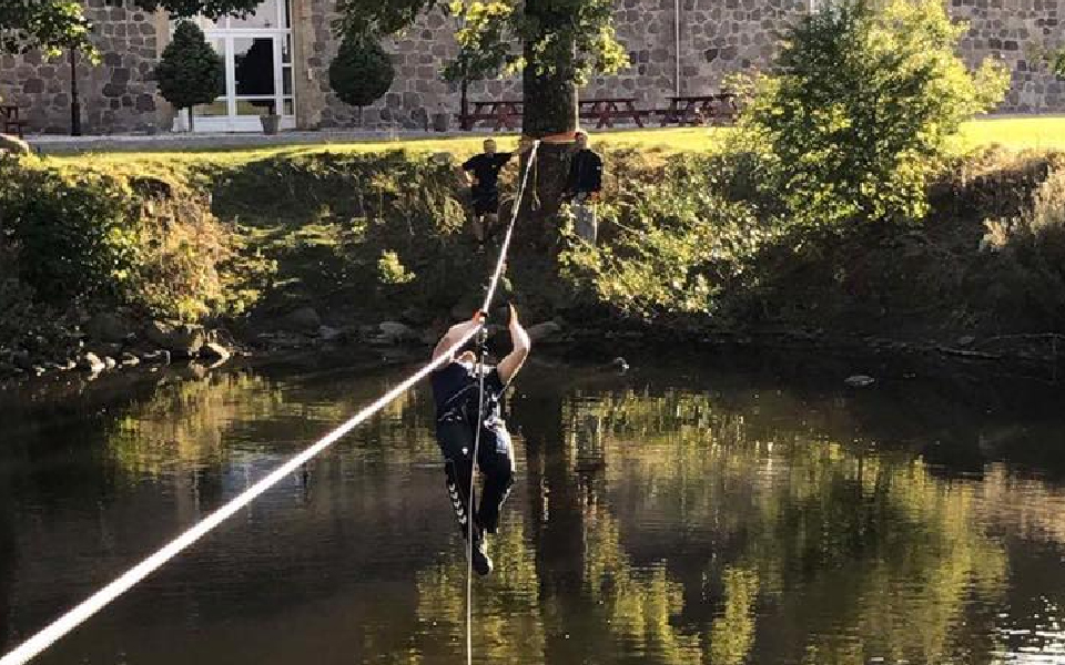 Klatrende mand udover sø