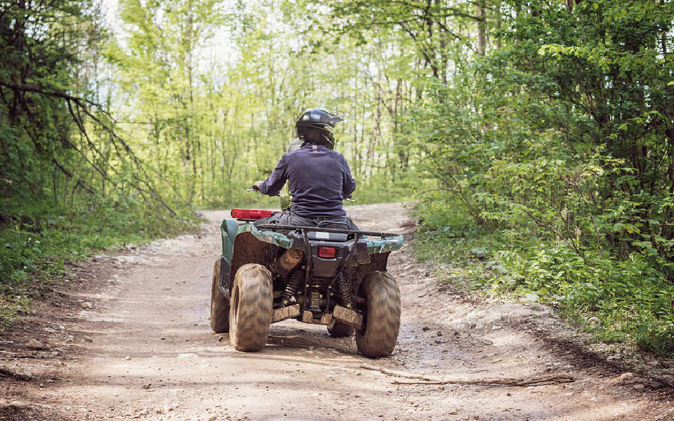 ATV-kører midt på skov