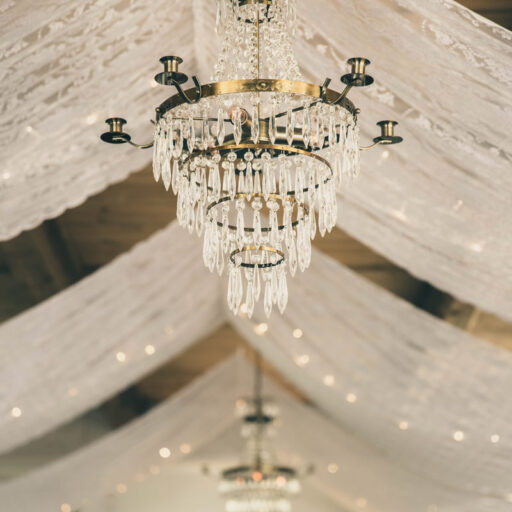 Blondestof og lysekrone i loftet i Festfløjen til bryllup