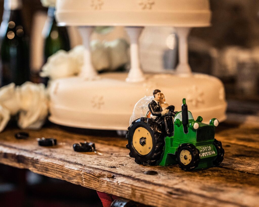 bryllupskage med traktorfigur