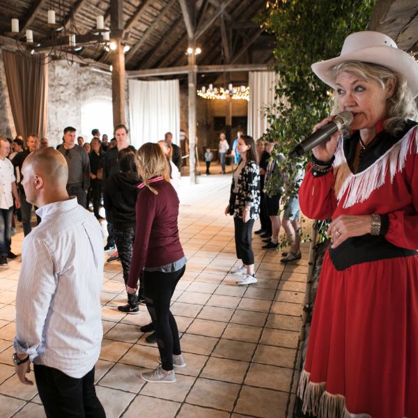 Kolleger danser country-dans i Laden