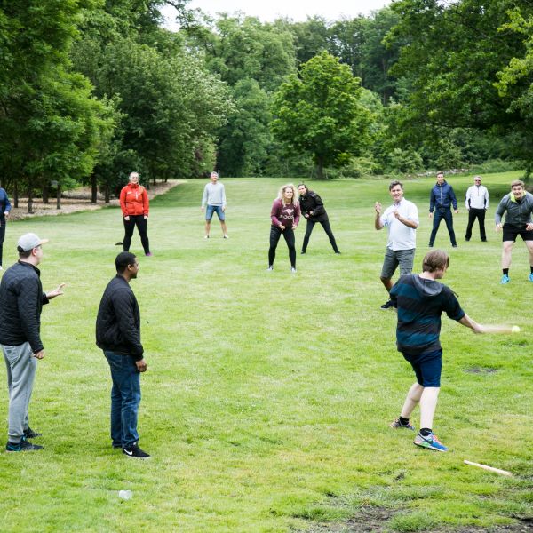 Kolleger spiller rundbold i parken