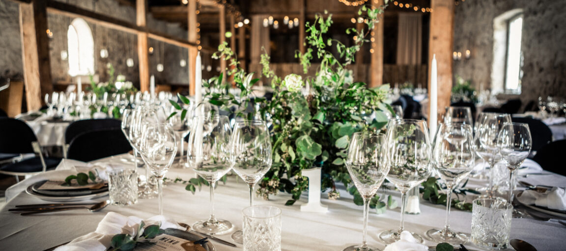 Centerpiece med grønne blomster til bryllup