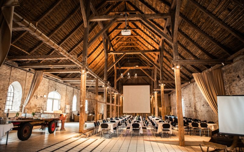 Opstilling til konference i laden med to projektorer