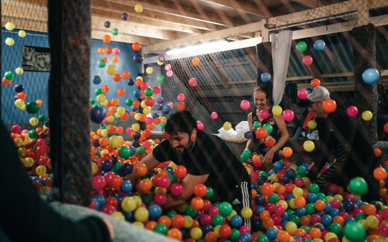 Glade deltagere til teambuilding i kuglegraven på aktivitetsloftet
