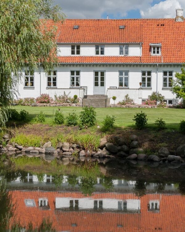 Smuk natur med park og sø ved Hovedbygningen