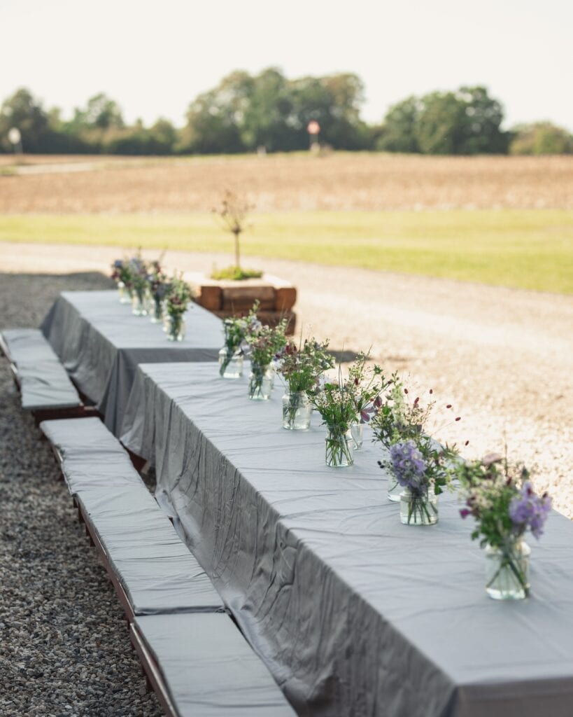 Picnicbord med blomster