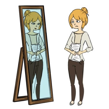 Tine øver sit foredrag foran spejlet