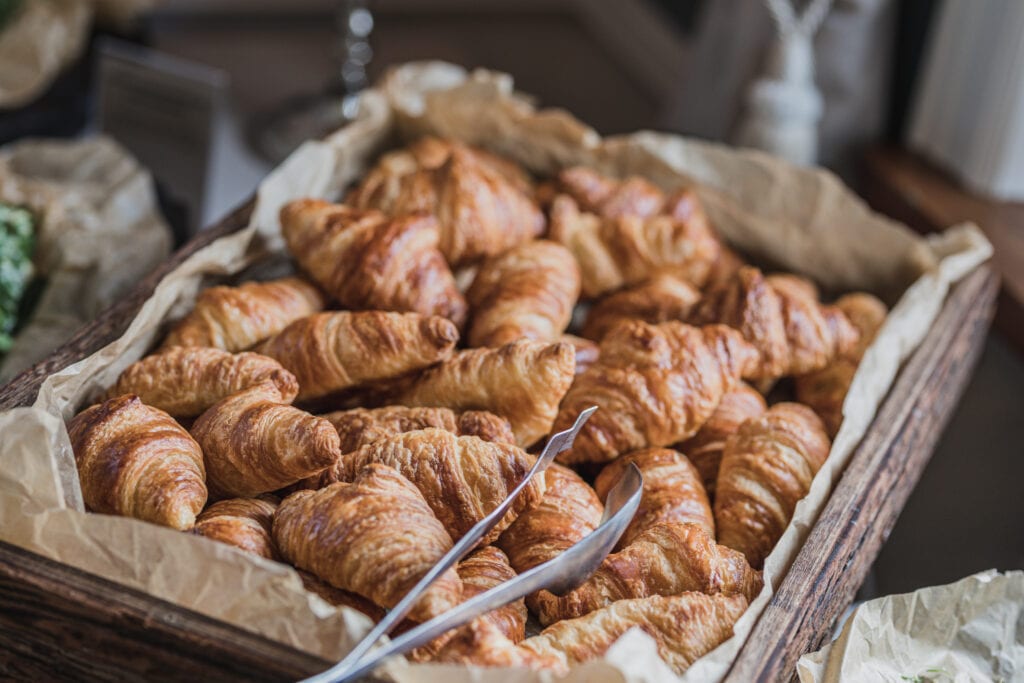 Kurv fyldt med croissanter