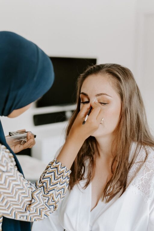 Hår og makeup artist gør brud klar til bryllup