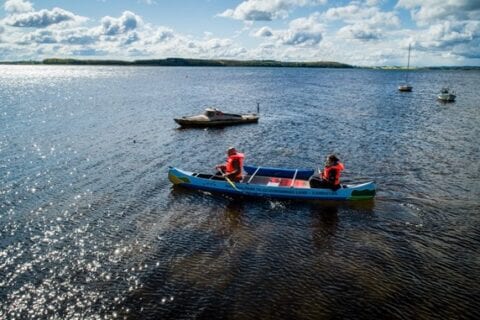 Mennesker i kano med redningsveste