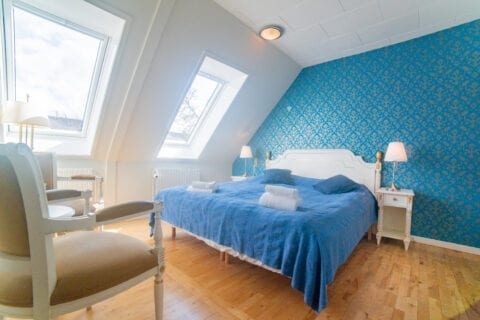 Dobbeltseng med to store vinduer