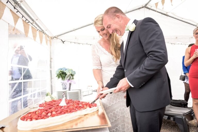 Gitte & Steen skærer bryllupskagen