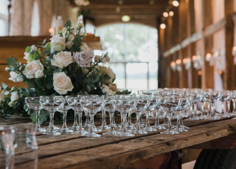 Champagneglas og hvide roser på ladvogn i 1877-Laden