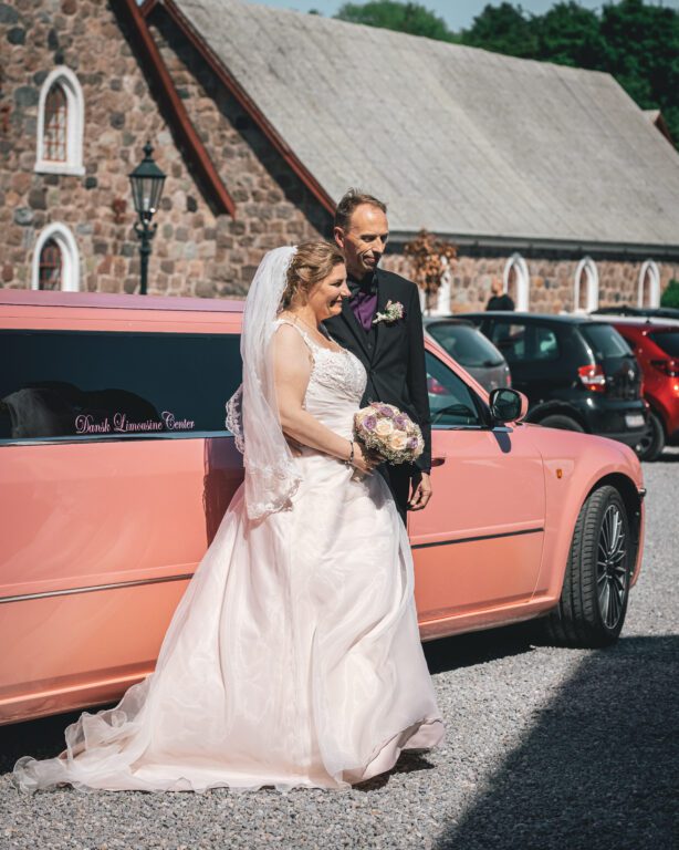 Brudeparret Pernille & Kjeld foran limosine