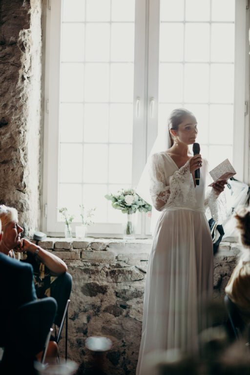 Brud holder bryllupstale til ladebryllup på Sonnerupgaard Gods