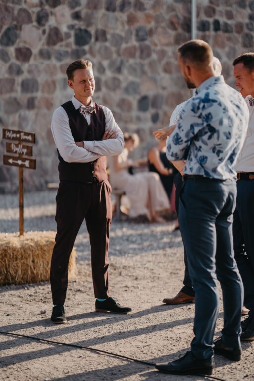 Gommen Thomas taler med gæster til bryllup på Sonnerupgaard Gods