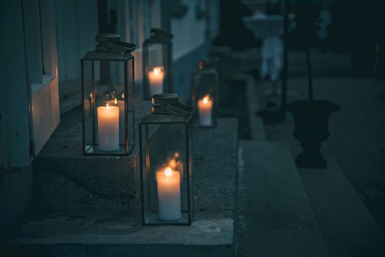 Lanterner med bloklys til bryllup i Kavalerfløjen på Sonnerupgaard Gods