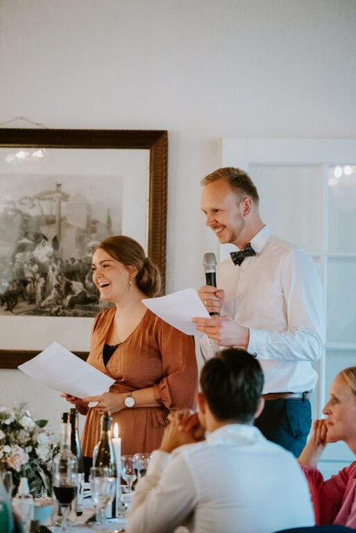 Gæster holder tale til bryllup i Hestestalden på Sonnerupgaard Gods