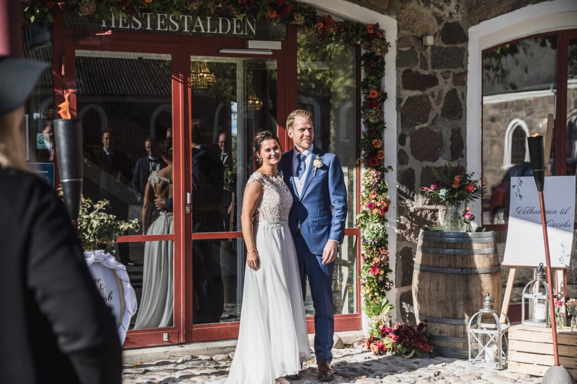 Brudepar står foran Hestestalden på Sonnerupgaard Gods