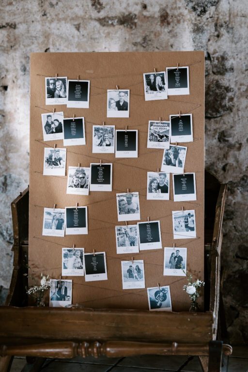 Bordplan med polaroid billeder til bryllup på Sonnerupgaard Gods
