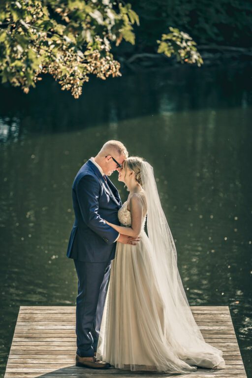 Brudepar Sabrina & Victor på badebroen ved Sonnerupgaard Gods