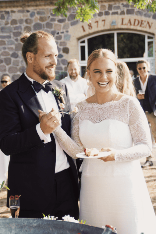 Brudepar spiser bryllupskagen sammen til bryllup på Sonnerupgaard Gods