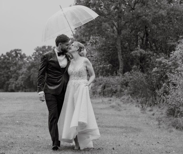 brudpar i parken sort hvid